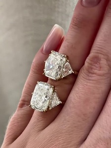 Bague de fiançailles de luxe en diamant de laboratoire taille coussin 5 carats avec diamants latéraux trapézoïdaux 2 carats pour or massif certifié 10K-18K - Product Image 1