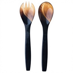 Juego de 2 Servidores de Ensalada Hechos a Mano con Cuerno de Búfalo, Ecológicos y Personalizados, Cucharas y Tenedores de Material Natural para Uso en la Cocina - Product Image 1