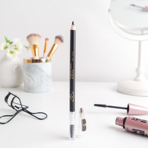 Lápiz de cejas 701 Dark Brown, resistente al agua y sin químicos, que ofrece una definición precisa y natural en un tono marrón intenso. - Product Image 1