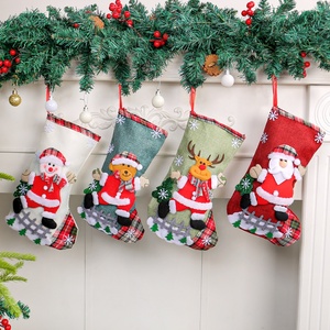 Décorations de Noël 2026 : Chaussettes décoratives saisonnières, sacs cadeaux, pochettes à bonbons, chaussettes suspendues pour cheminée à motif écossais - Product Image 1