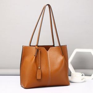 Sac fourre-tout portable en cuir véritable vintage de haute qualité, imperméable, grande capacité, sac à bandoulière pour femmes pour un usage quotidien - Product Image 4