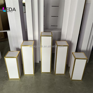 Table à gâteau en PVC et acrylique LEDA / Support à fleurs Socle piédestal pour fête Support de route pour fête Socle carré pour mariage pour fête - Product Image 1