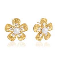 Boucles d'oreilles pendantes minimalistes JD en forme de fleur, finition martelée dorée, perle de verre d'eau douce, cœur en acier inoxydable, empilables