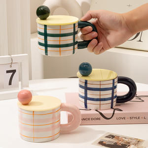 Taza de cerámica simple multicolor a rayas con tapa, taza de café con bola de cerámica, taza para leche, taza para desayuno - Product Image 6