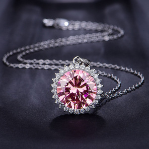 Collana con Ciondolo in Pietra Rosa per Donne, Gioiello Semplice e alla Moda per Uso Quotidiano - Product Image 2