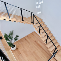 Escaliers intérieurs modernes en bois massif avec garde-corps en acier/câble durable et marches en chêne