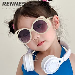 2025 pare-soleil extérieur pour enfants Y2K de haute qualité nouveau cadre rond UV400 avec fleurs creuses en matériau PC - Product Image 1