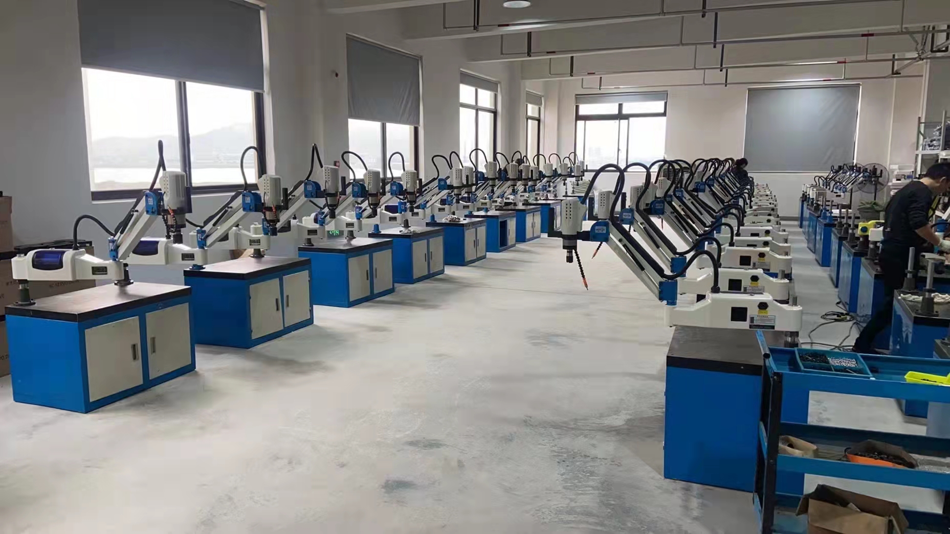 Automatic servo motor tapping arms M16 electric tapping machine with touch screen