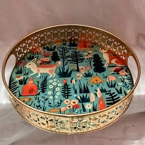 Plateau de service en métal doré avec motif floral forestier et poignées pour usage résidentiel - Product Image 1