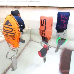 Porte-clés flottant en néoprène imperméable en forme de bateau personnalisé RYO avec impression de logo, style tendance - Product Image 1