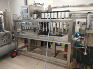 Petite <span class=keywords><strong>Machine</strong></span> de remplissage de bouteilles de bière à <span class=keywords><strong>pression</strong></span> de comptoir à vendre - Product Image 5