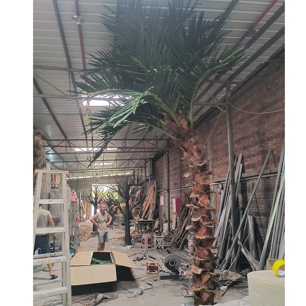Individuelle künstliche Outdoor-Palm-Dekorationen mit Kunststoffblättern gebogen und auf Gras oder Bambus gepflanzt für den Heimgebrauch