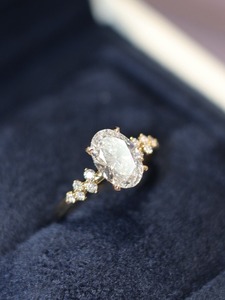 Bague de fiançailles en diamant de laboratoire de qualité supérieure, taille ovale, pour femme, idéale pour les mariages, les propositions et les anniversaires, disponible au meilleur prix. - Product Image 1