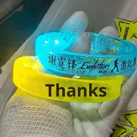 Vente en gros de bracelets clignotants fluorescents en acrylique à LED, accessoires de bar de concert lumineux pour enfants, décorations de fête de Noël amusantes