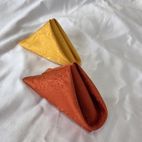 Serviettes de table rustiques en tissu orange brûlé pour mariage avec bordure décorative
