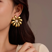 Anting-anting gantung bunga matahari berlapis emas 18k, terbuat dari baja anti karat dengan mutiara buatan