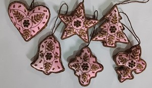 ชุดเครื่องประดับตกแต่งต้นคริสต์มาสทำมือสีส้มลายปักซาร์โดซี งานปักดิ้นทองแบบอินเดีย งานฝีมือทำมือจากกำมะหยี่ ประดับด้วยลูกปัด - Product Image 5