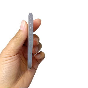 Herramienta Facial Gua Sha de Ágata Gris Natural, Masajeador de Piedra con Borde Irregular Personalizado - Product Image 2