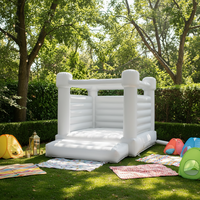 Château gonflable blanc pur avec toboggan pour enfants, idéal pour les fêtes de mariage en extérieur