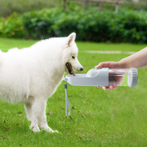 Botella de agua portátil para mascotas con pajita para perros y gatos, taza de viaje reutilizable, rosa y blanca - Product Image 2