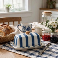 Assiette à beurre en céramique rayée bleue moderne avec bouton en bois, ensemble de vaisselle décorative pour la cuisine, la maison et la restauration (vente en gros)