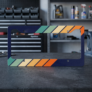 Cadre de plaque d'immatriculation en aluminium au design rétro élégant avec des rayures et lignes des années 70 et 80, distance entre les trous de 175 mm - Product Image 3