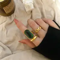 नई आगमन विंटेज महिलाओं पत्थर उंगली की अंगूठी प्राचीन सोना मढ़वाया फ्रेंच शैली पन्ना रत्न की अंगूठी महिलाओं के लिए पार्टी