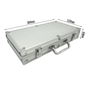 <span class=keywords><strong>Juego</strong></span> <span class=keywords><strong>de</strong></span> Casino Al por Mayor <span class=keywords><strong>de</strong></span> <span class=keywords><strong>300</strong></span> Piezas con <span class=keywords><strong>Fichas</strong></span> <span class=keywords><strong>de</strong></span> Póker <span class=keywords><strong>de</strong></span> Arcilla <span class=keywords><strong>de</strong></span> 14g, Cartas <span class=keywords><strong>de</strong></span> Póker, Dados y Botón <span class=keywords><strong>de</strong></span> Repartidor en un Maletín <span class=keywords><strong>de</strong></span> Aluminio Plateado - Product Image 4