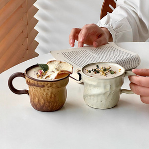 Tasse à café et latte en céramique moderne et minimaliste, résistante aux hautes températures, en grès avec glaçure réactive au four et anse de forme irrégulière - Product Image 2