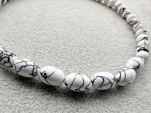 Collier en résine artisanal avec pendentif artistique élégant, bijoux légers et élégants conçus pour un usage quotidien et des occasions spéciales - Product Image 4