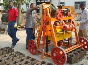 Máy làm gạch xi măng bán tự động <span class=keywords><strong>QMY4</strong></span>-<span class=keywords><strong>45</strong></span> khối rỗng xây dựng khối rắn Máy làm gạch bê tông - Product Image 6