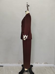 Completo Professionale da Donna in Due Pezzi con Cintura Metallica Aderente Marrone Scuro - Eleganza Sofisticata - Product Image 3