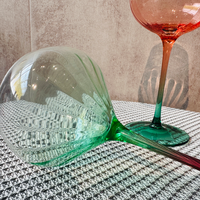 Verre à vin contemporain en cristal rose transparent dégradé bicolore haut de gamme Raymond, emballage personnalisable pour le voyage