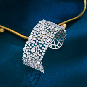 Vòng tay mảnh mai mạ vàng Dubai sang trọng, đính đá CZ, kiểu dáng mở, dành cho nữ, với đá zirconia khối. - Product Image 6