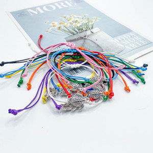 Bracelet style plage océanique fait main avec breloque tortue marine, multicolores, bijou d'amitié tortue - Product Image 2