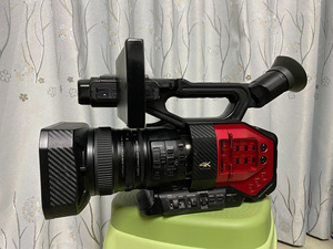 Caméscope portable 4K Panasonic AG-DVX200MC 90 % neuf avec capteur MOS 4/3, zoom optique 13x et écran tactile - Product Image 2