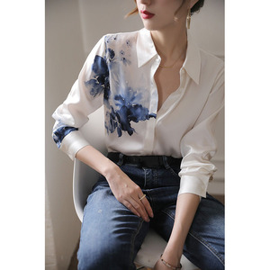 Blusa de Mujer RNSHANGER, Estampado Tie-Dye Azul Otoñal, Blanca, Casual, Manga Larga, Solapa, Cierre de Botón, Camisa de Satén para Damas - Product Image 4
