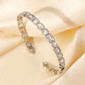 Brazalete Rectangular con Zirconia en Forma de Corazón, Joyería de Moda para Mujer en Oro y Plata, Aleación de Zinc con Microincrustaciones, Diseño Geométrico - Product Image 3