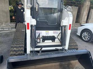 Cargadora Compacta de Orugas Bobcat T300 de 4.2 Toneladas con Motor Diésel Kubota V2403, Certificación CE y EPA - Product Image 5