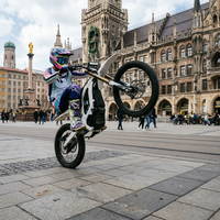 Moto électrique légère Surron Light Bee 2.0 pour sentiers de montagne, 78,54 V 45 Ah, longue autonomie, tout-terrain, pour adultes, capable de faire des wheelies