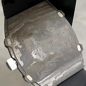 Montre mécanique haut de gamme en fibre de carbone, une montre mécanique hardcore en forme d'écorce audacieuse - Product Image 4