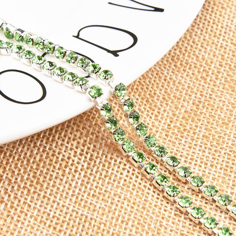 Verde claro sobre base plateada