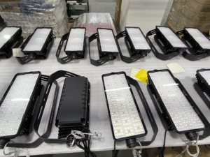 ไฟสปอร์ตไลท์ LED แบบโมดูลาร์สำหรับสนามกีฬา กำลังไฟ 250W 300W 500W มาตรฐาน IP66 ให้ค่า UGR ต่ำ เหมาะสำหรับสนามลาครอสและเน็ตบอล ฝึกซ้อม จัดจำหน่ายโดยโรงงาน - Product Image 4