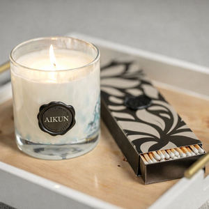 เทียนหอม AIKUN ขายส่งในขวดแก้วสีม่วง ผลิตจากขี้ผึ้งถั่วเหลืองธรรมชาติ ให้ความหอมยาวนาน เหมาะสำหรับโรงแรมและบ้านพักอาศัย - Product Image 3