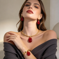Ensemble de bijoux quatre pièces en résine couleur unie, comprenant un pendentif goutte d'eau, un collier ras-du-cou serpent lisse, des boucles d'oreilles, une bague et un bracelet