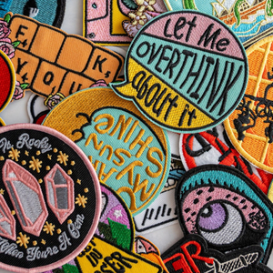 Индивидуальные нашивки с логотипом, аниме, лазерной резкой, тканой вышивкой, термоклеевые нашивки, вышитые нашивки-значки для одежды и головных уборов - Product Image 1