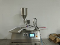 Machine automatique de remplissage et de bouchage de table avec trémie intégrée pour pommades, huiles, miel et liquides.