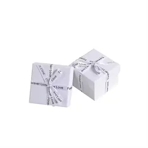 사용자 정의 디럭스 간단한 백서 포장 결혼 기념품 선물 상자 세트 생일 및 결혼식을 위한 리본