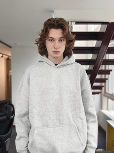 Vente en gros de sweat-shirt à capuche en velours lourd de 500 g avec épaulettes rembourrées et poche, sweat-shirt en coton et polyester sans cordon de serrage - Product Image 2