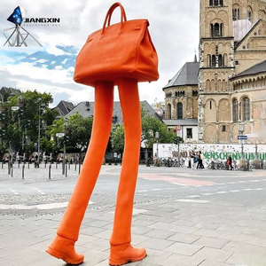Сумка для прогулок скульптура-креативные ножки из стекловолокна с гигантской оранжевой сумочкой для уличного декора города (уличное искусство) - Product Image 3